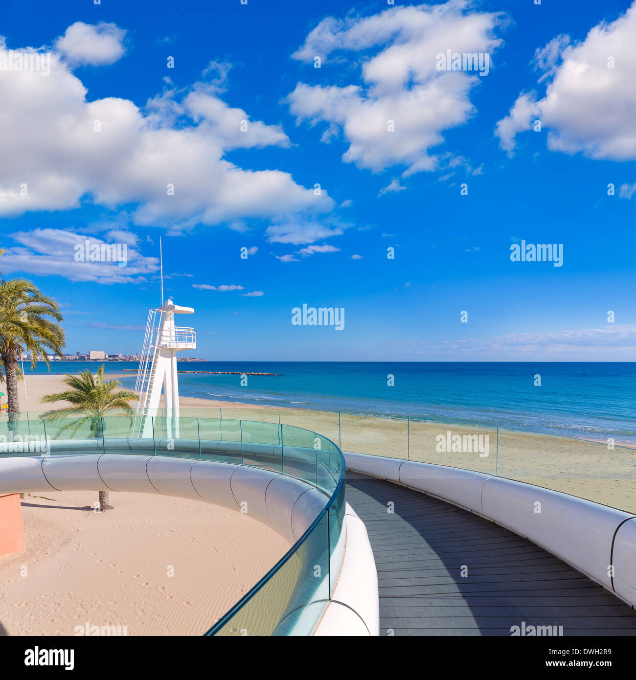 Alicante el Postiguet Strand Playa mit modernen weißen Fußgängerbrücke in Spanien Stockfoto