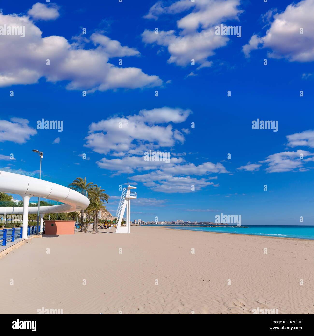 Alicante el Postiguet Strand Playa mit modernen weißen Fußgängerbrücke in Spanien Stockfoto