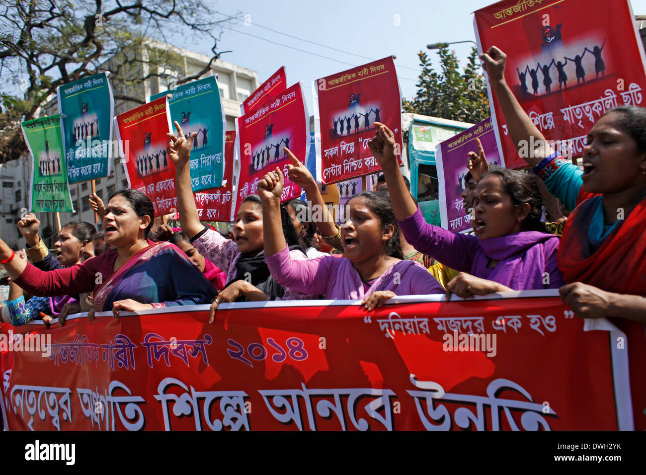 Dhaka, Bangladesch, 8. März 2014: Kleidungsstücke Arbeiter versammelten sich vor Presseclub auf Occason '' internationaler Frauentag '' fordern ihre Sicherheit Arbeitsplatz, Mutterschaftsgeld & besseres Leben. Andere Organisation, die Gewerkschaft Handel Bekleidung einschließlich feierte "Internationaler Frauentag" Menschenkette, Protest, sammeln & Kerzenlicht machen. Frauen aus allen Gesellschaftsschichten haben in dieser Funktion besucht. Bildnachweis: Zakir Hossain Chowdhury Zakir/Alamy Live-Nachrichten Stockfoto