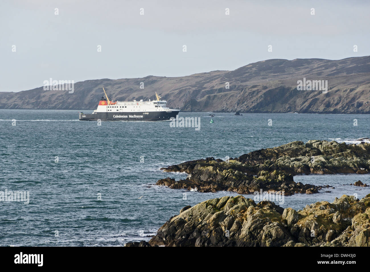 Caledonian MacBrayne Auto und Personenfähre Finlaggan nähert sich Port Ellen ferry terminal Islay westlichen Inseln Schottlands Stockfoto
