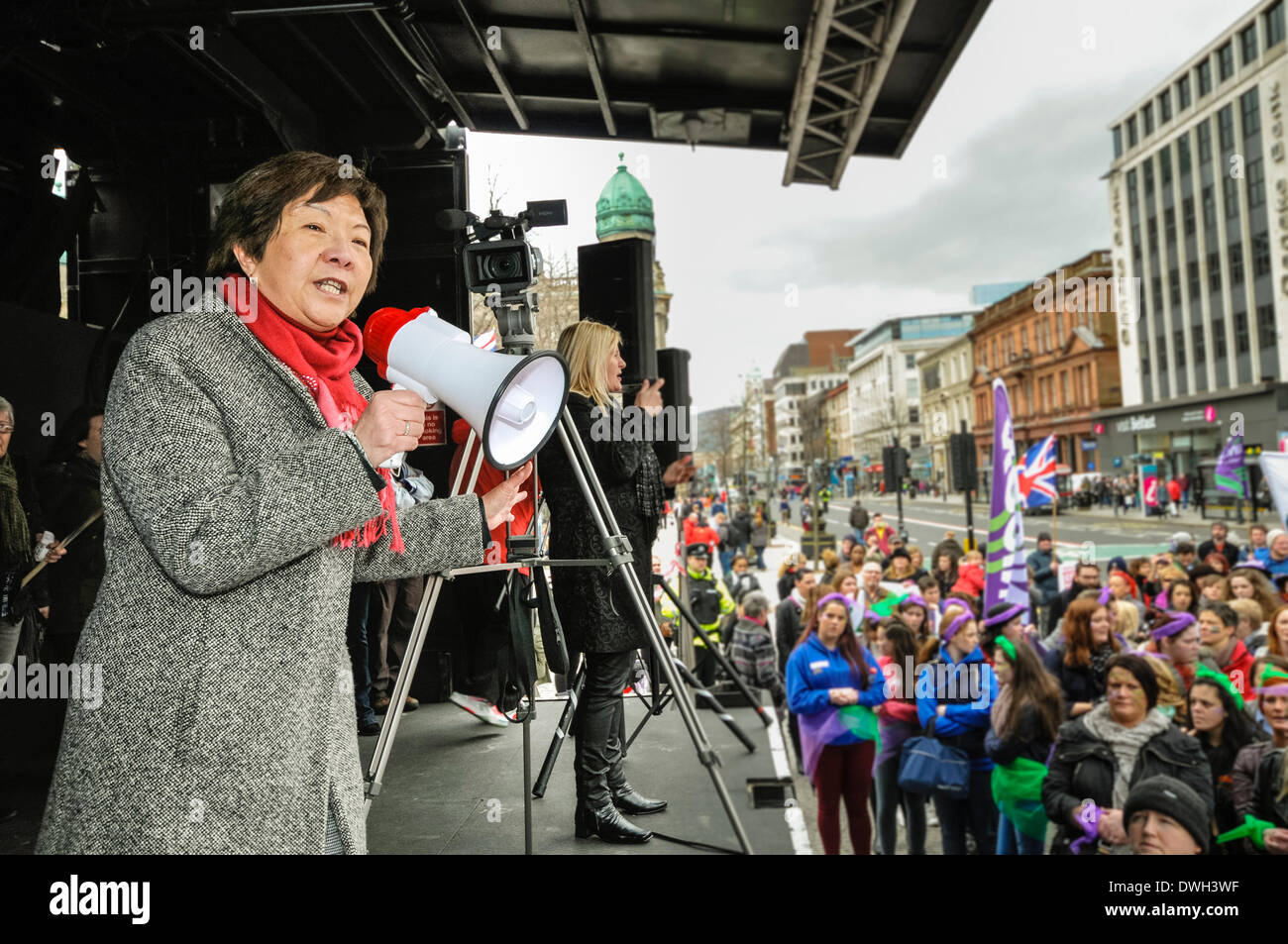 Belfast, Nordirland. 8. März 2014 - Adressen South Belfast MLA Anna Lo (Alliance Party) Teilnehmer an den internationalen Frauentag-Day-Parade. Bildnachweis: Stephen Barnes/Alamy Live-Nachrichten Stockfoto