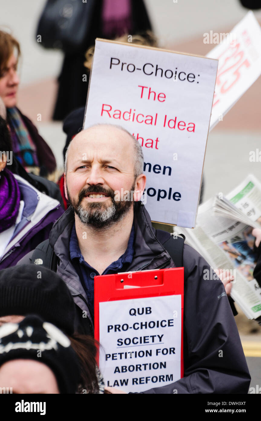 Belfast, Nordirland. 8 Mar 2014 - ein Mann hält eine pro-choice-Petition für das Abtreibungsrecht reformieren, und ein Plakat für das Recht der Frauen zur Wahl über Abtreibung Credit: Stephen Barnes/Alamy leben Nachrichten Stockfoto