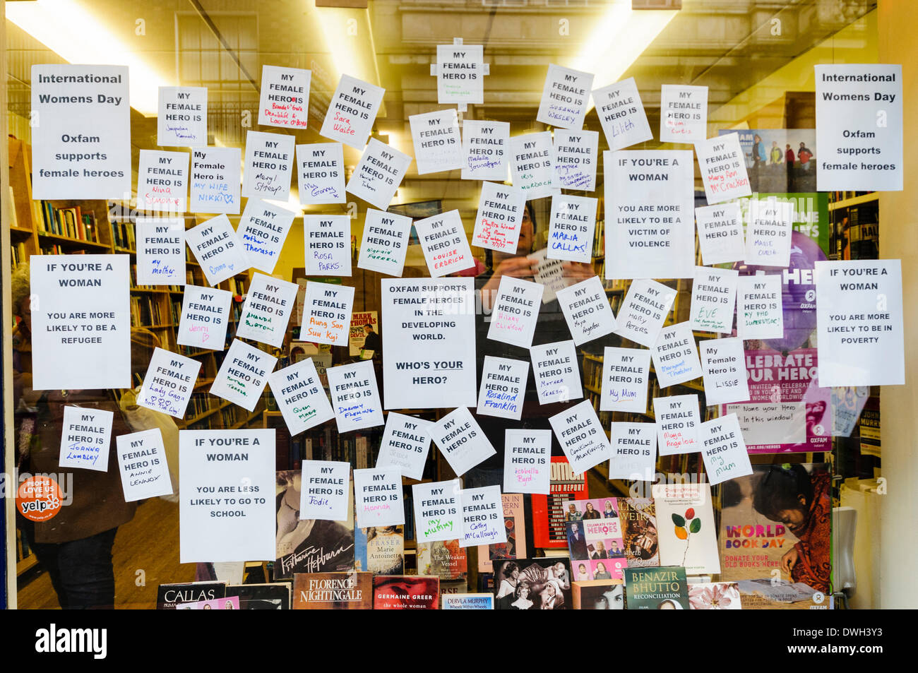 Belfast, Nordirland. 8. März 2014 - ein Buchladen-Fenster zeigt eine Reihe von Plakaten, wo Menschen ihren weiblichen Helden am internationalen Frauentag Tag Credit identifizieren: Stephen Barnes/Alamy Live News Stockfoto