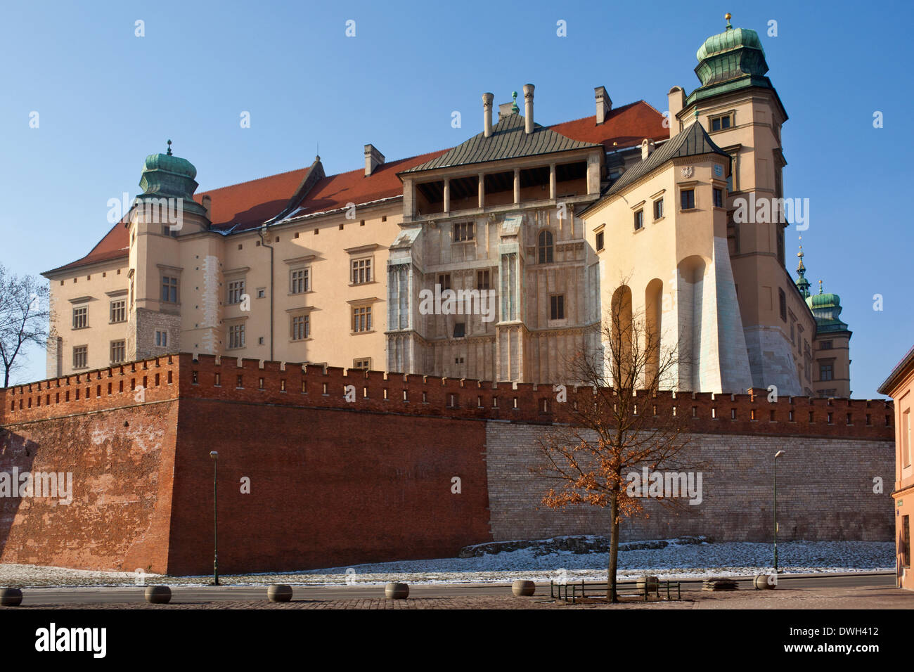 Das Königsschloss auf dem Wawel-Hügel in der Stadt Krakau in Polen. Stockfoto