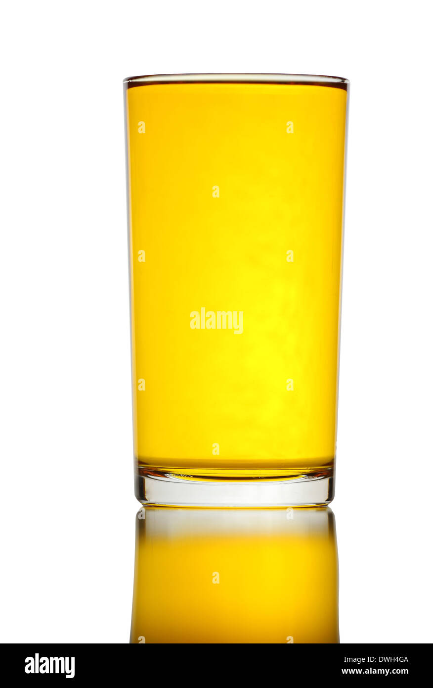 Glas gelb Wasser isoliert auf weißem Hintergrund. Stockfoto