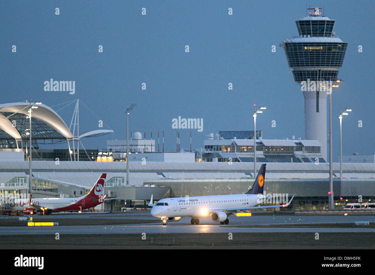 Ein Lufthansa Embraer ERJ-195-200LR ein Passagierflugzeug der Air Berlin Boeing 737-808 sind am Flughafen München in München, Deutschland, 25. Februar 2014 abgebildet. Foto: RENE RUPRECHT/dpa Stockfoto