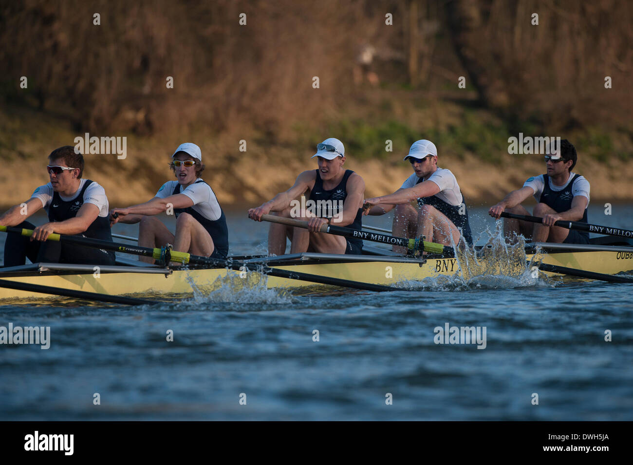 Themse, London, UK. 8. März 2014. OUBC in Aktion während der OUBC V Deutsch VIII Ruder Halterung. Die Kopf-an-Kopf Rennen auf die Tideway zwischen Oxford University Boat Club VIII und ein Vertreter deutscher VIII als Teil der Vorbereitung für das 160. in Folge von der Universitätsregatta gesponsert von BNY Mellon am 6. April 2014. Bildnachweis: Aktion Plus Sport/Alamy Live-Nachrichten Stockfoto