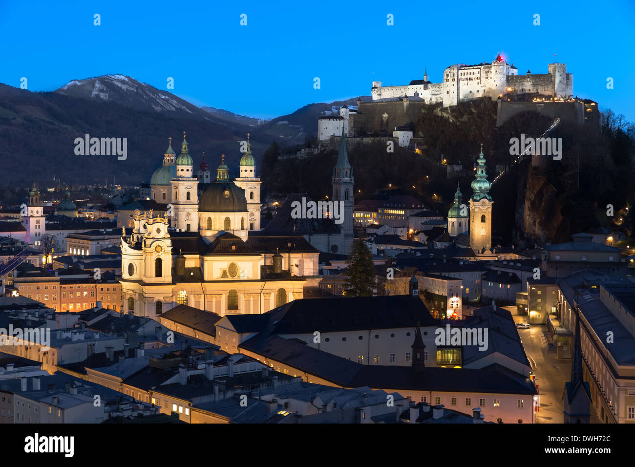 Skyline von Salzburg nach Sonnenuntergang, Österreich Stockfoto