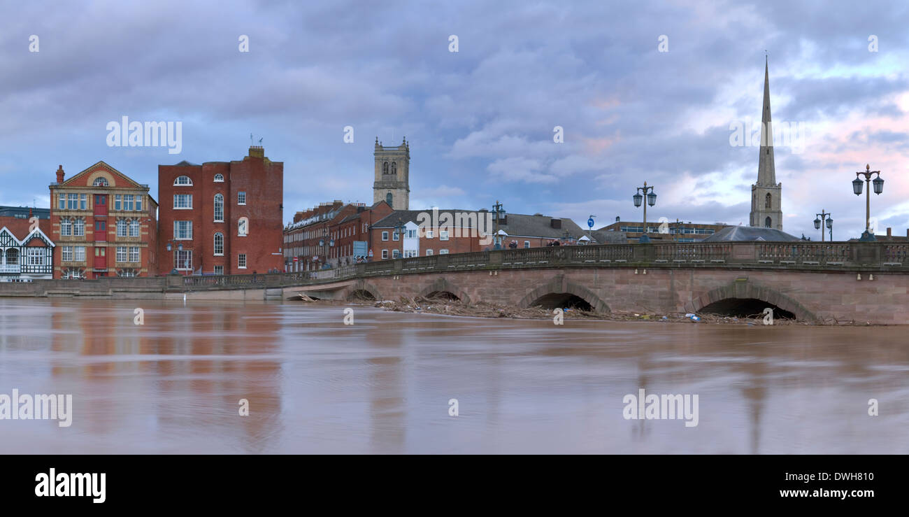Ein Panorama-Foto des Flusses Severn Überschwemmungen über Tybridge Straße und die Brücke in Worcester. Stockfoto