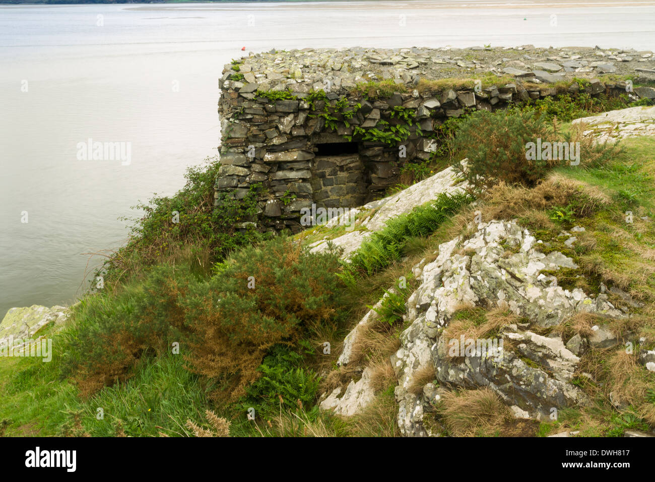 Pillbox hergestellt aus lokalem Stein am Borth y Gest, in der Nähe von Porthmadog, Gwynedd, Wales, Vereinigtes Königreich. Stockfoto