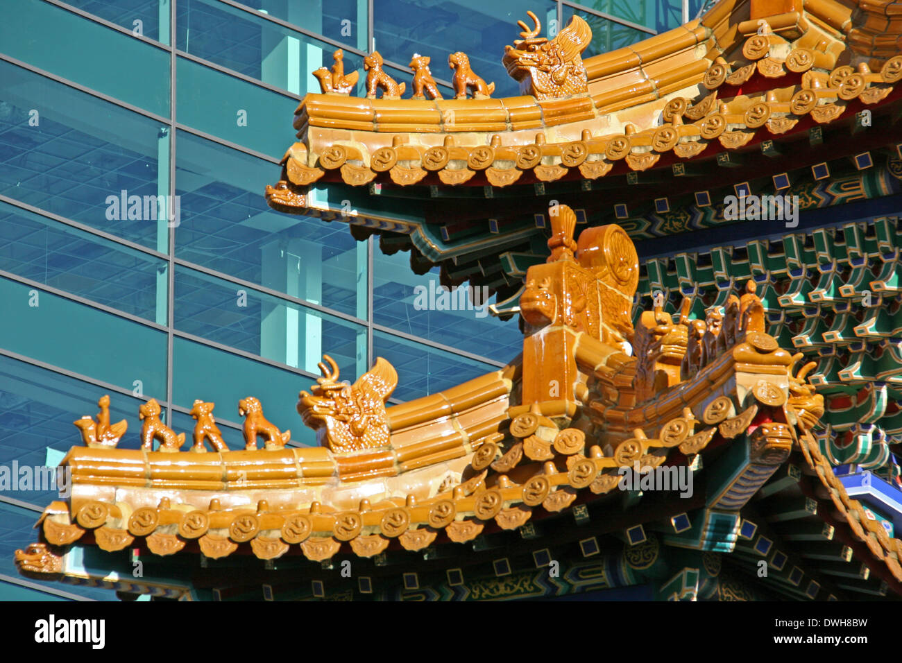 Detail des Daches des chinesischen Bogen in Newcastle Upon Tyne Chinatown Stockfoto