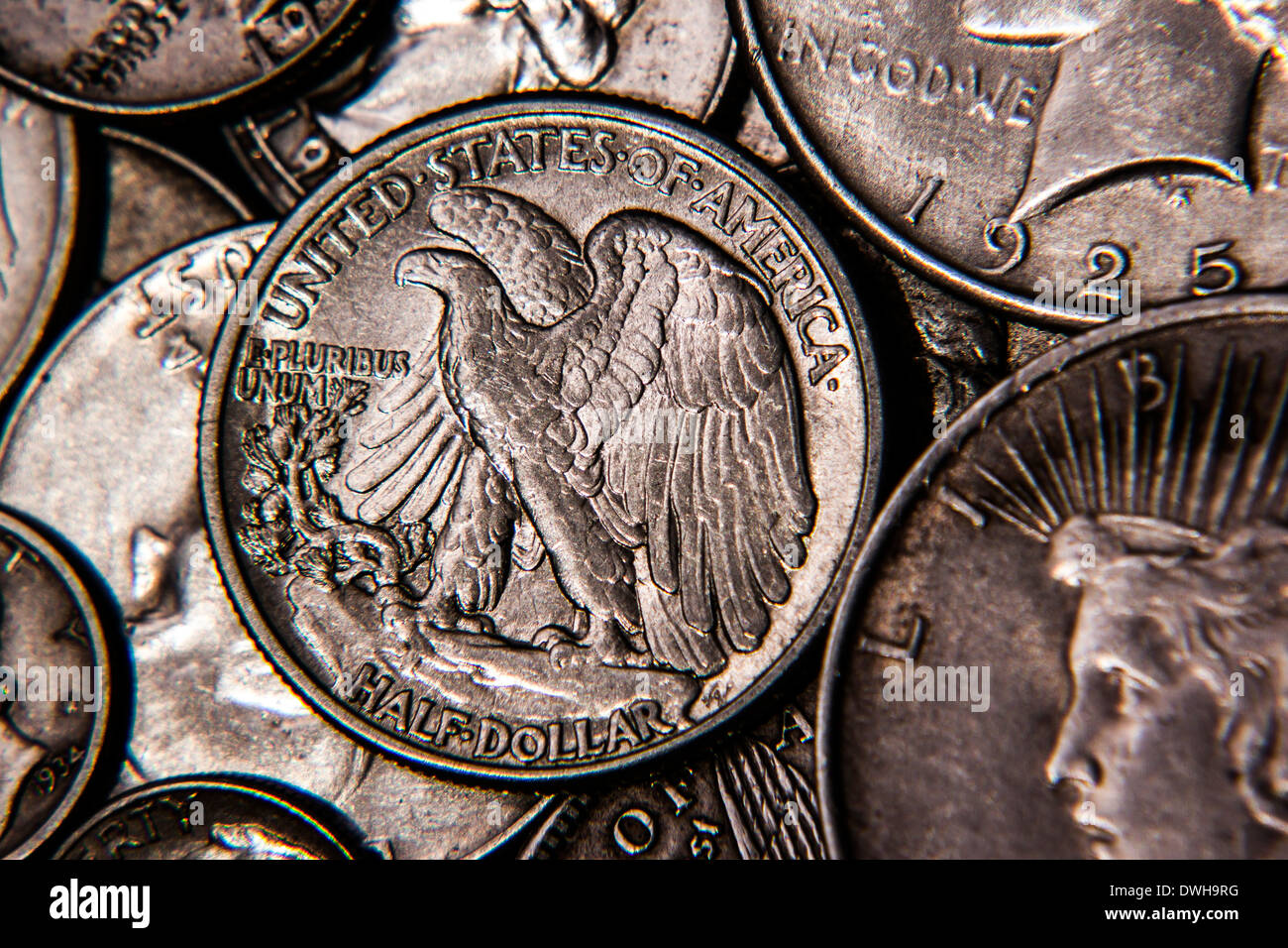 American Eagle auf halben Dollar mit anderen Silbermünzen Stockfoto