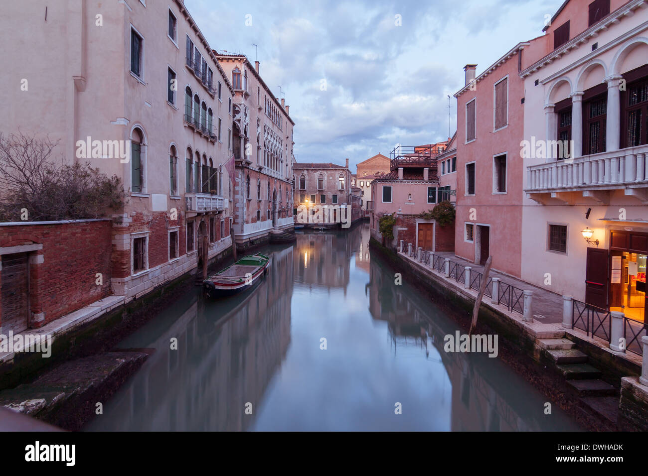 Wasserstraße mit Gondel Boot in Venedig Italien Stockfoto