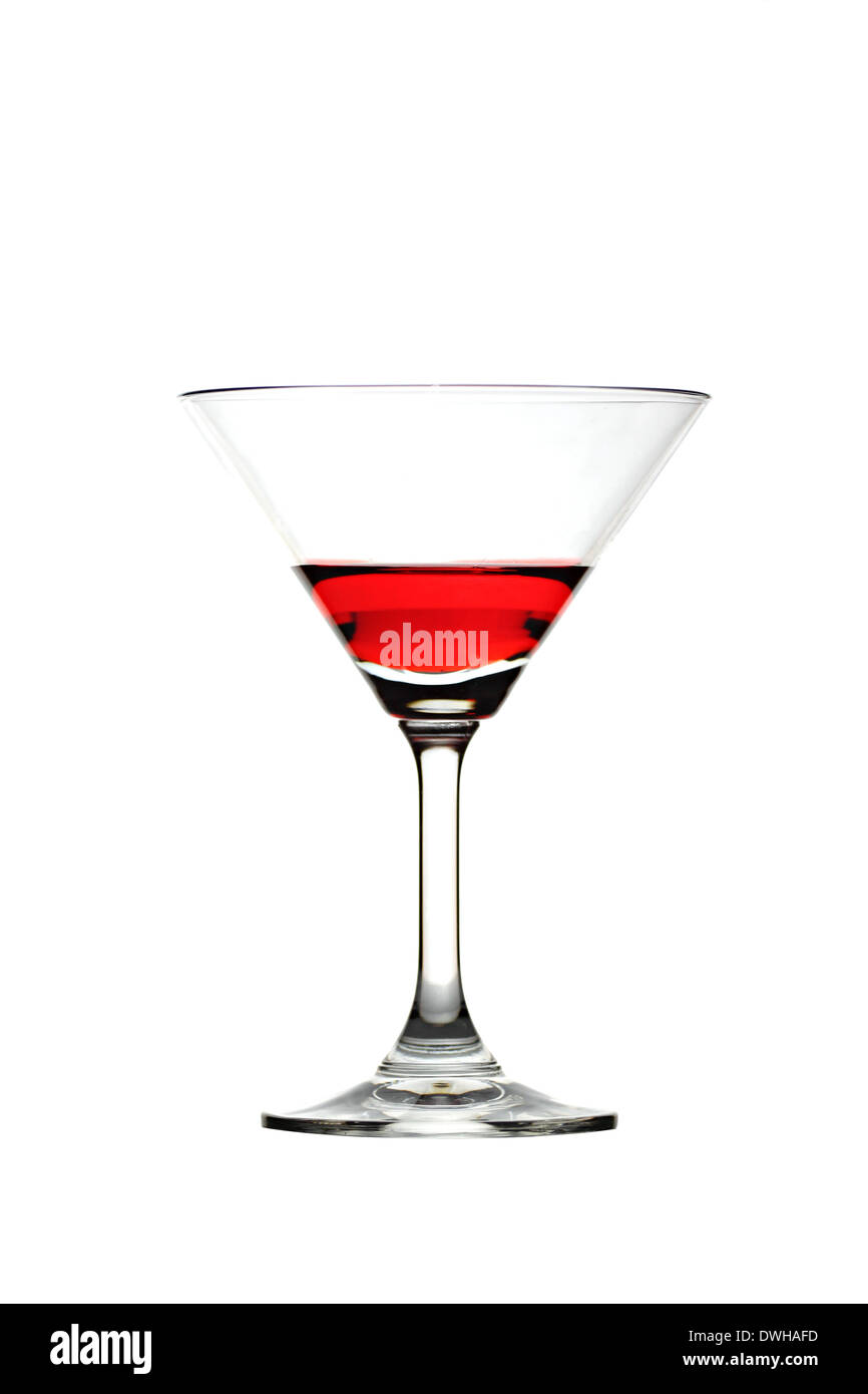 Rotes Wasser im Glas isoliert auf weißem Hintergrund. Stockfoto