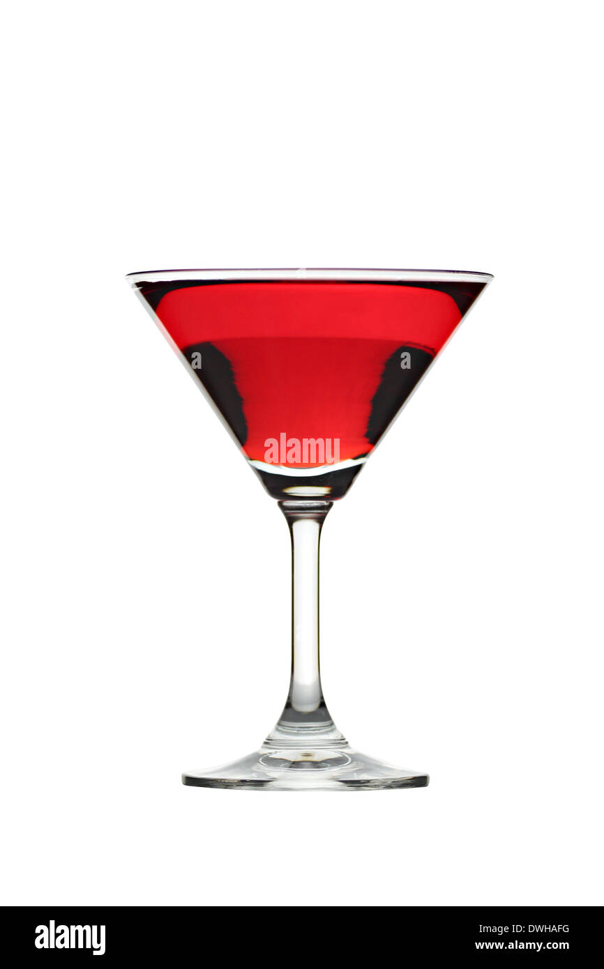 Rotes Wasser im Glas isoliert auf weißem Hintergrund. Stockfoto