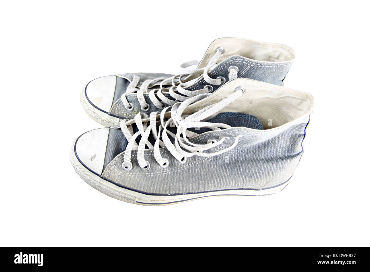 Schmutzig grauen Sneaker isoliert auf weißem Hintergrund. Stockfoto