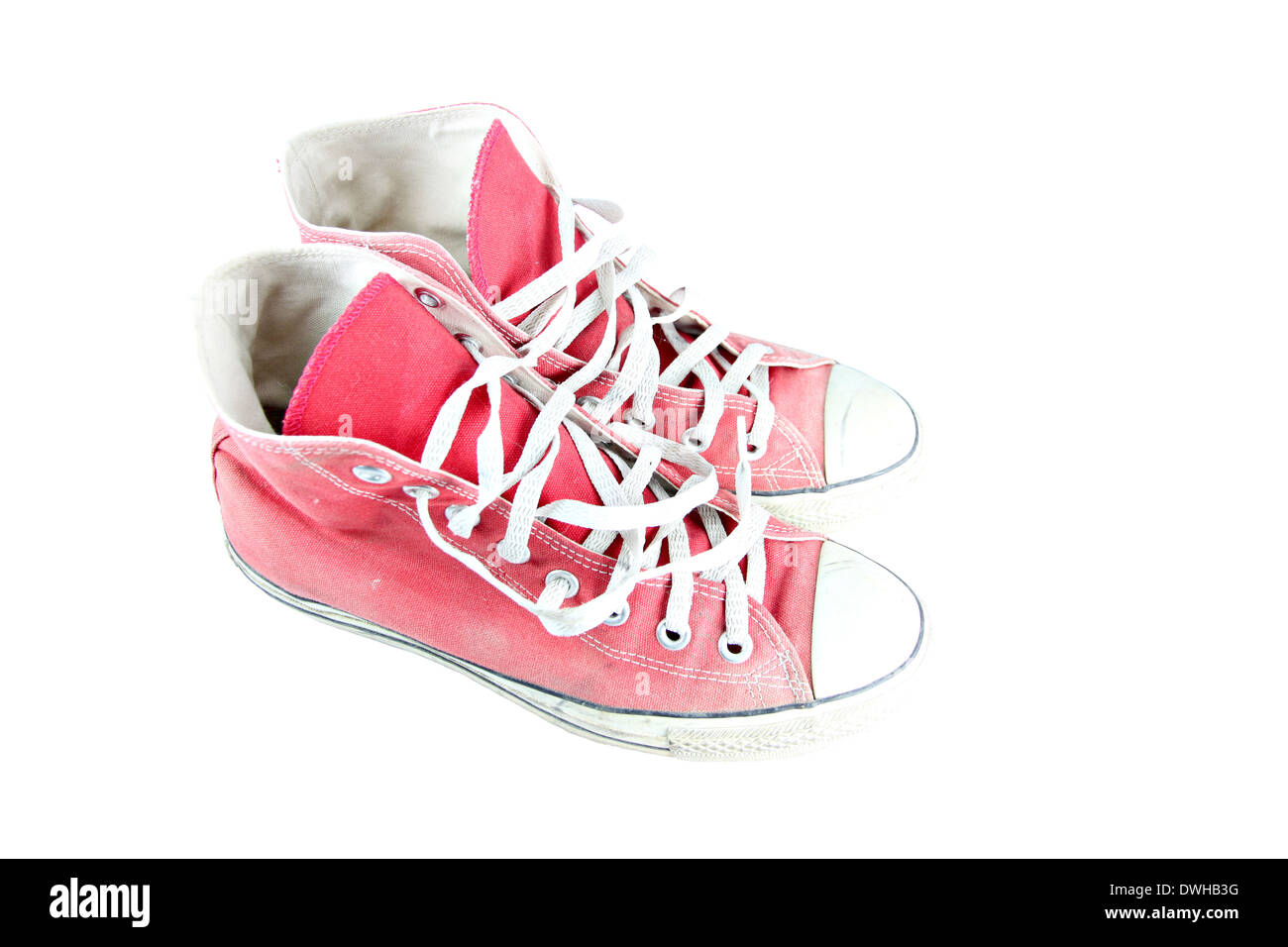Schmutzige rote Sneaker isoliert auf weißem Hintergrund. Stockfoto