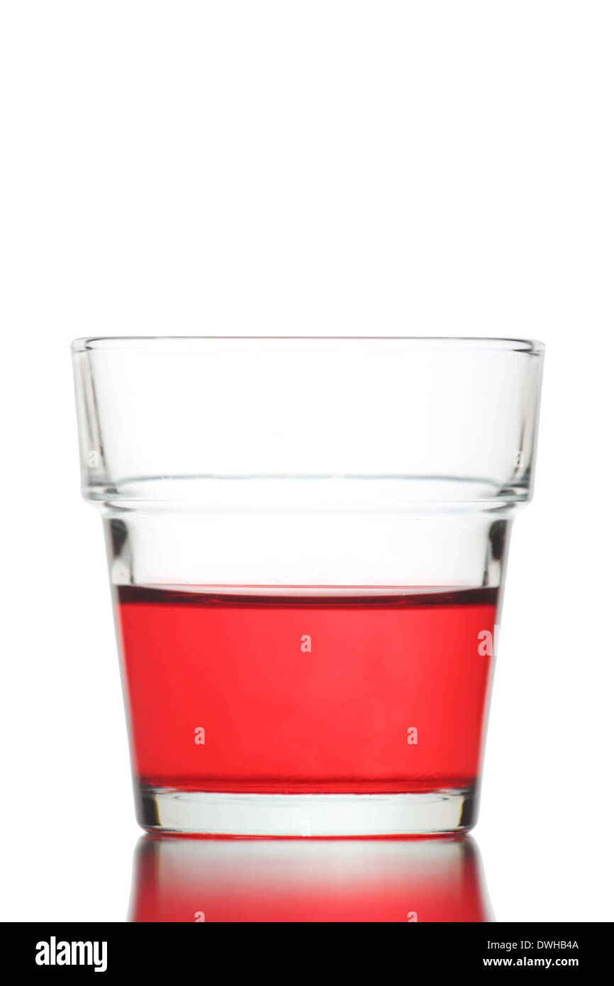 Rotes Wasser im Glas isoliert auf weißem Hintergrund. Stockfoto