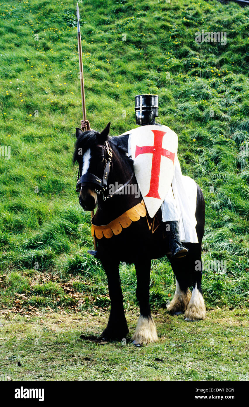 Reenactment, mittelalterlicher Kreuzritter Ritter auf Pferd Soldat Soldaten Pferd Schild mit dem roten Kreuz Stockfoto