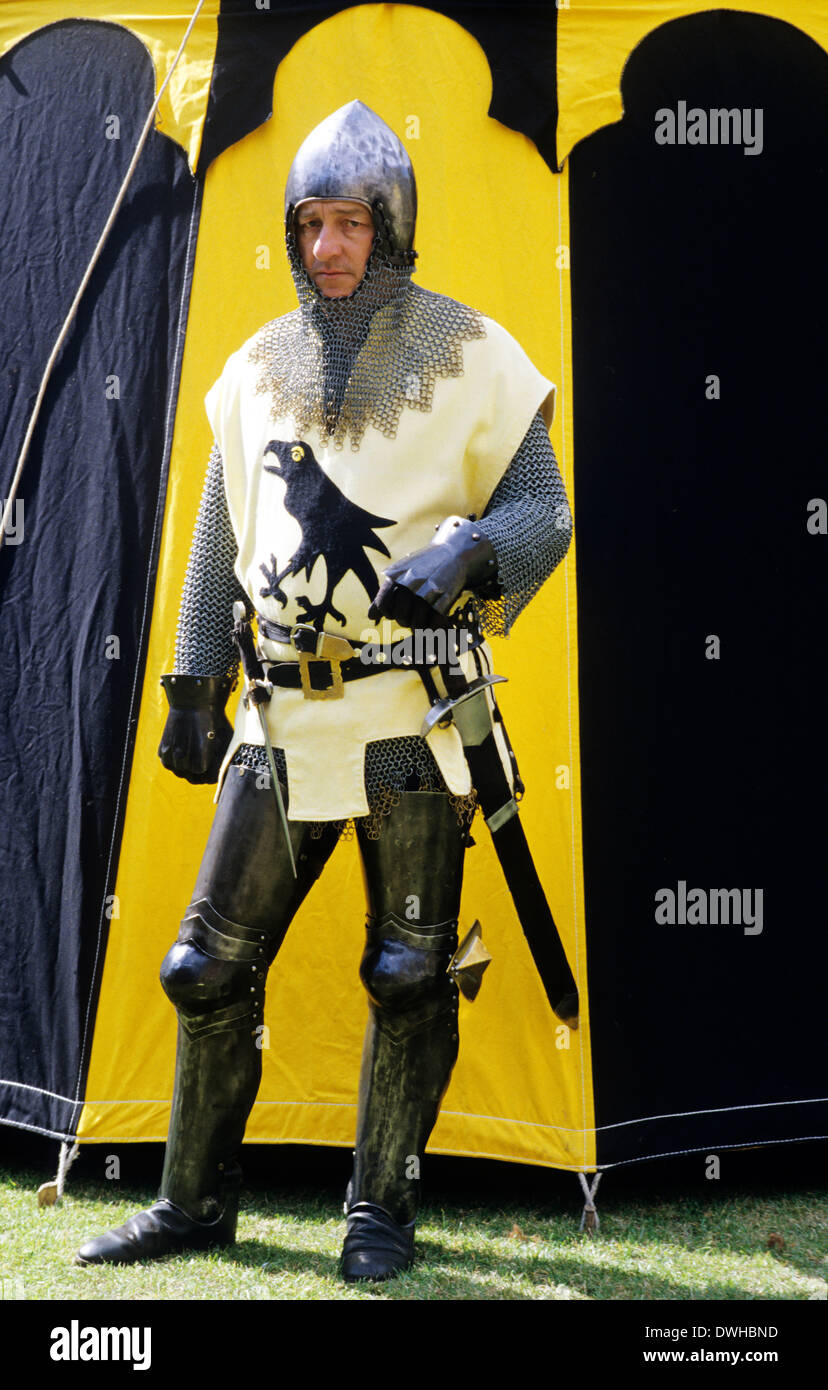 Reenactment, mittelalterlicher Ritter Kettenhemd Rüstung 14. Jahrhundert England UK Stockfoto