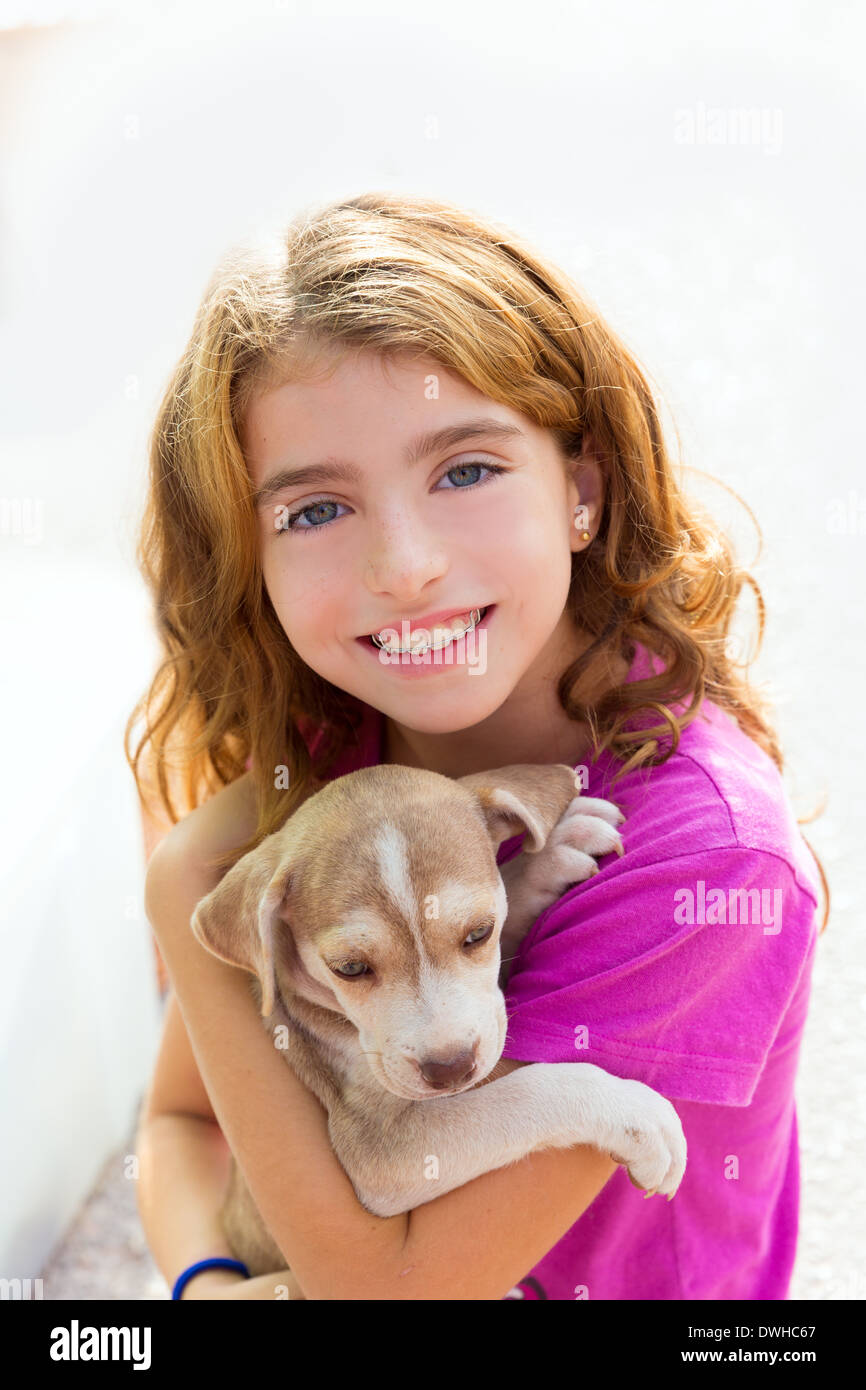 Kind Mädchen lächelnd Hündchen und Zähne Klammern glücklich lächelnd Stockfoto