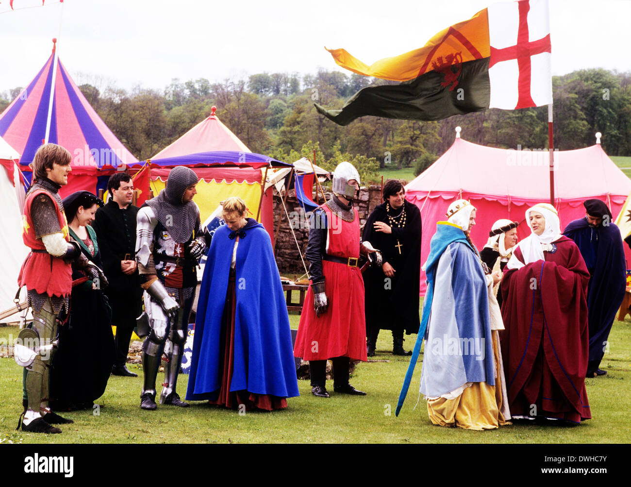 Mittelalterliches Lager, Reenactment, Ritter Damen Zelte Fahnen Flaggen England UK Stockfoto