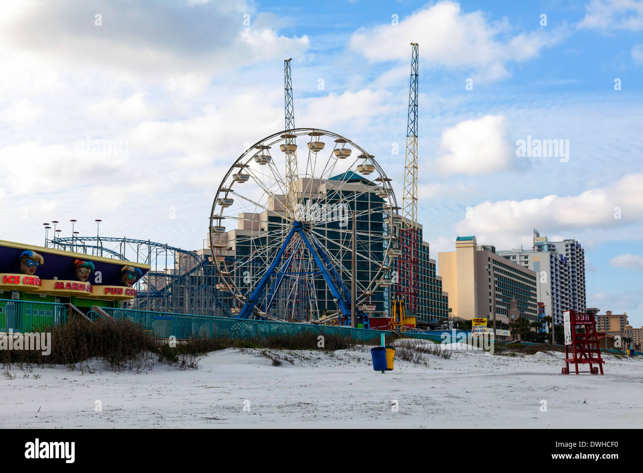 Riesenrad und Achterbahn im Freizeitpark Daytona Beach Boardwalk am Strand. Stockfoto