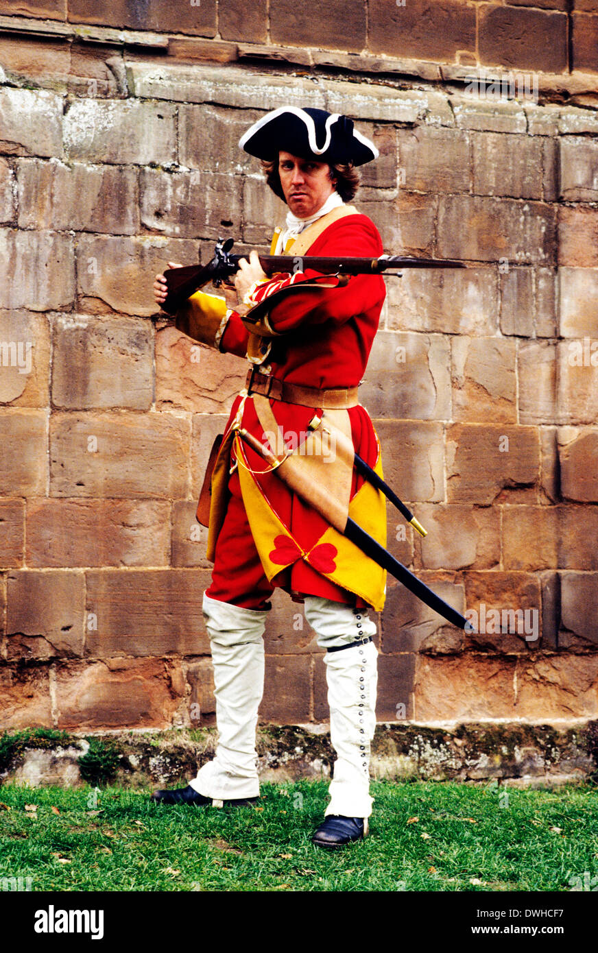 Pulteney Regiment, 13. Fuß, 1745, englische britische Soldat mit Muskete, feste Bajonett Bajonette Musketen, wie an Schlacht von Culloden, Reenactment, England-britische Soldaten eingesetzt Stockfoto