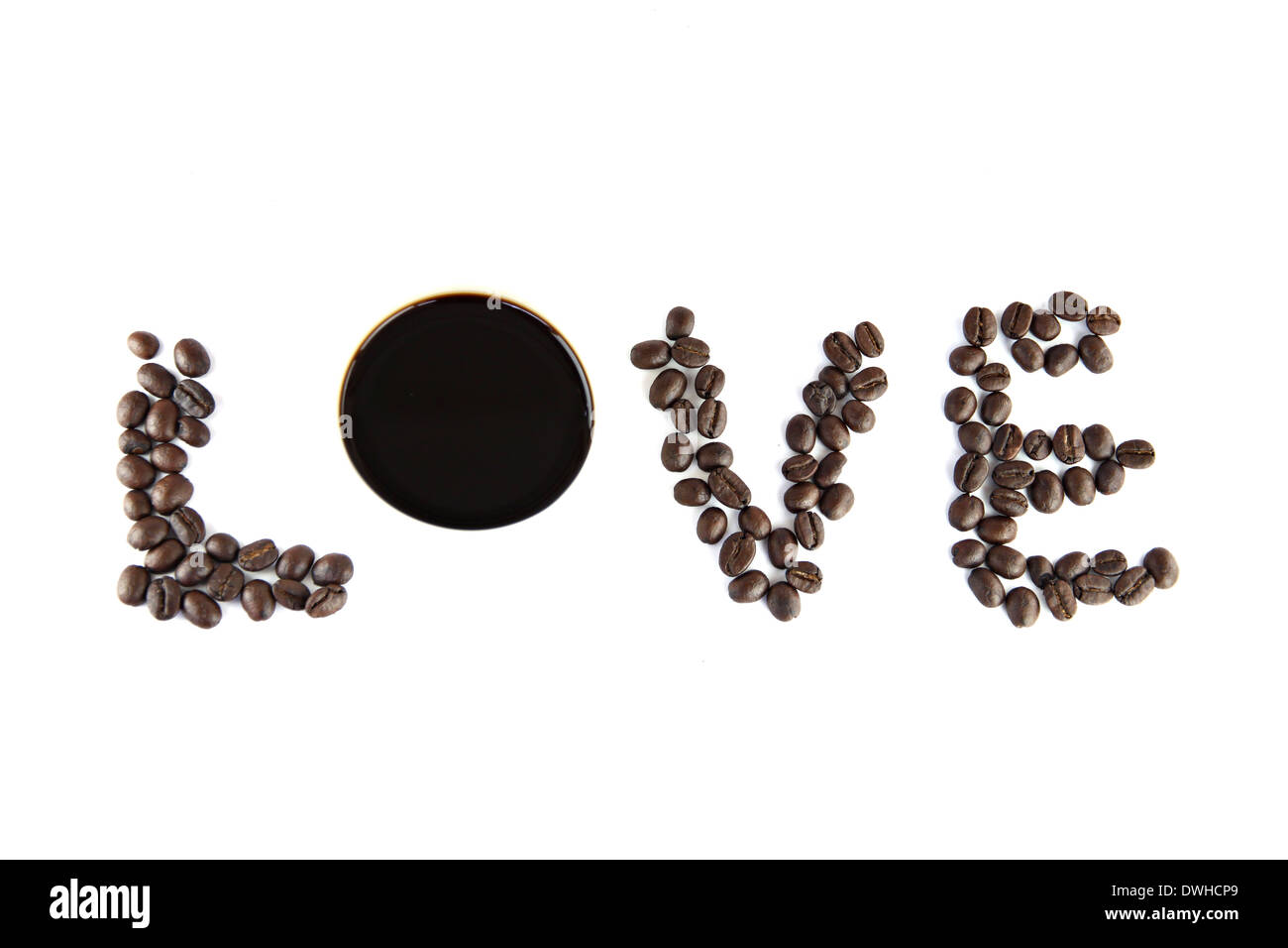 Anordnung der Kaffeebohnen in Wort Liebe auf weißem Hintergrund. Stockfoto