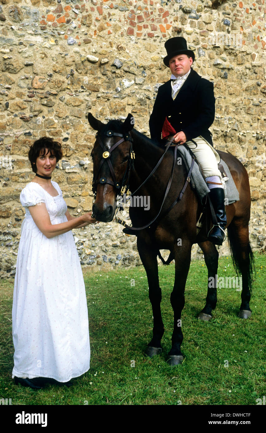 Regency Periode englischen Gentry, 1815, Reenactment, Lady, Gentleman auf dem Pferderücken, Mode, Kostüm, England UK Stockfoto