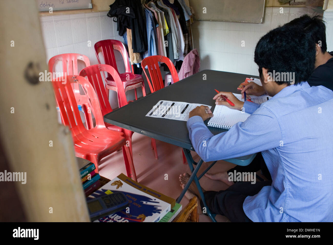 Zwei 23 Jahre alte männliche College-Studenten sitzen an einem Schreibtisch Englischlernen in ihrem Zimmer in Kampong Cham, Kambodscha. Stockfoto