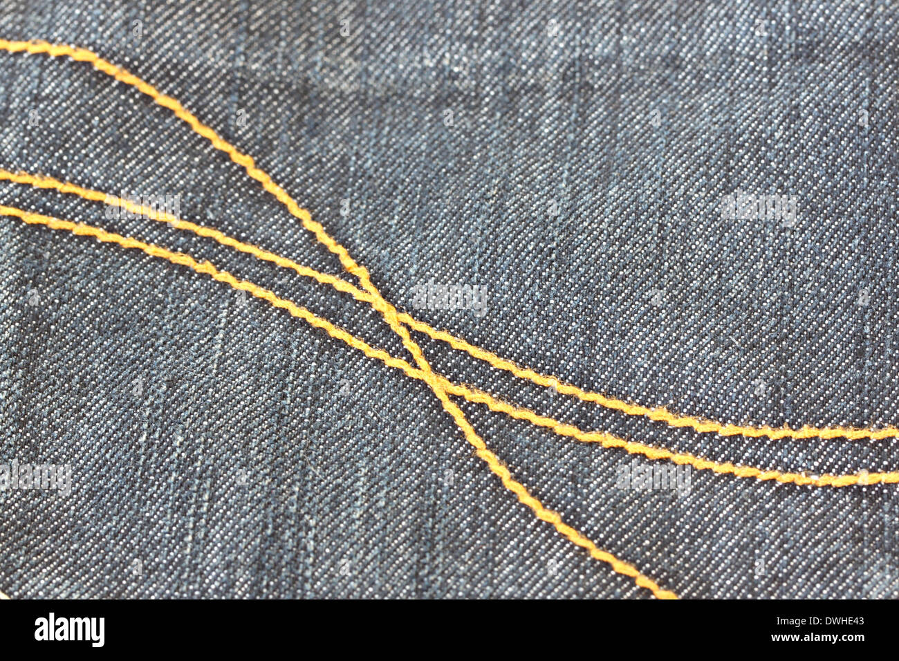 Textur des schwarzen Jeans in Makro. Stockfoto