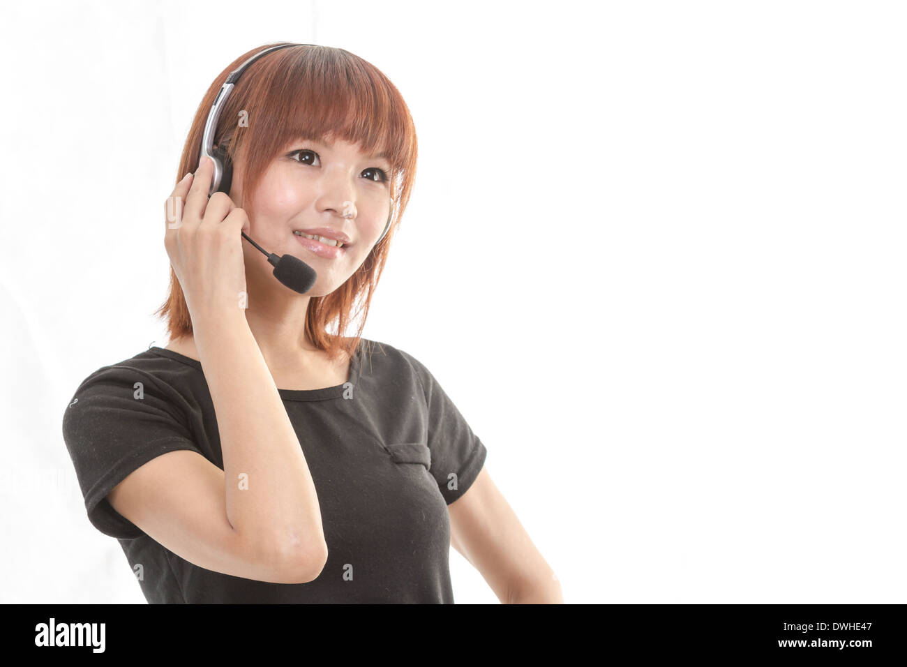 Asiatische Frauen tragen ein Kopfhörer-Mikrofon Stockfoto