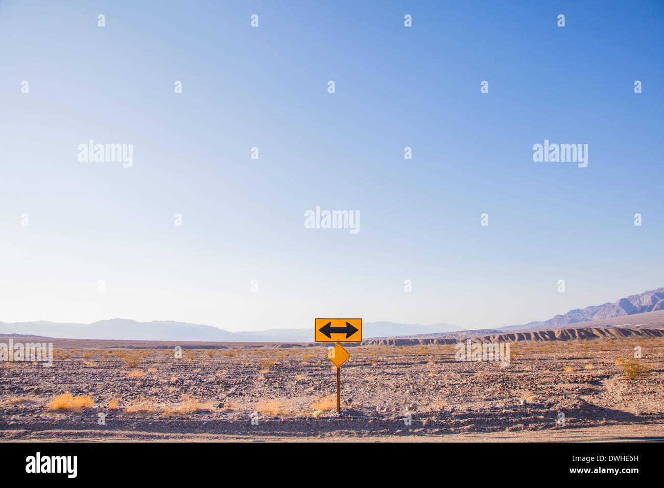 Death Valley, Kalifornien. Wegweiser mitten in der Wüste. Stockfoto