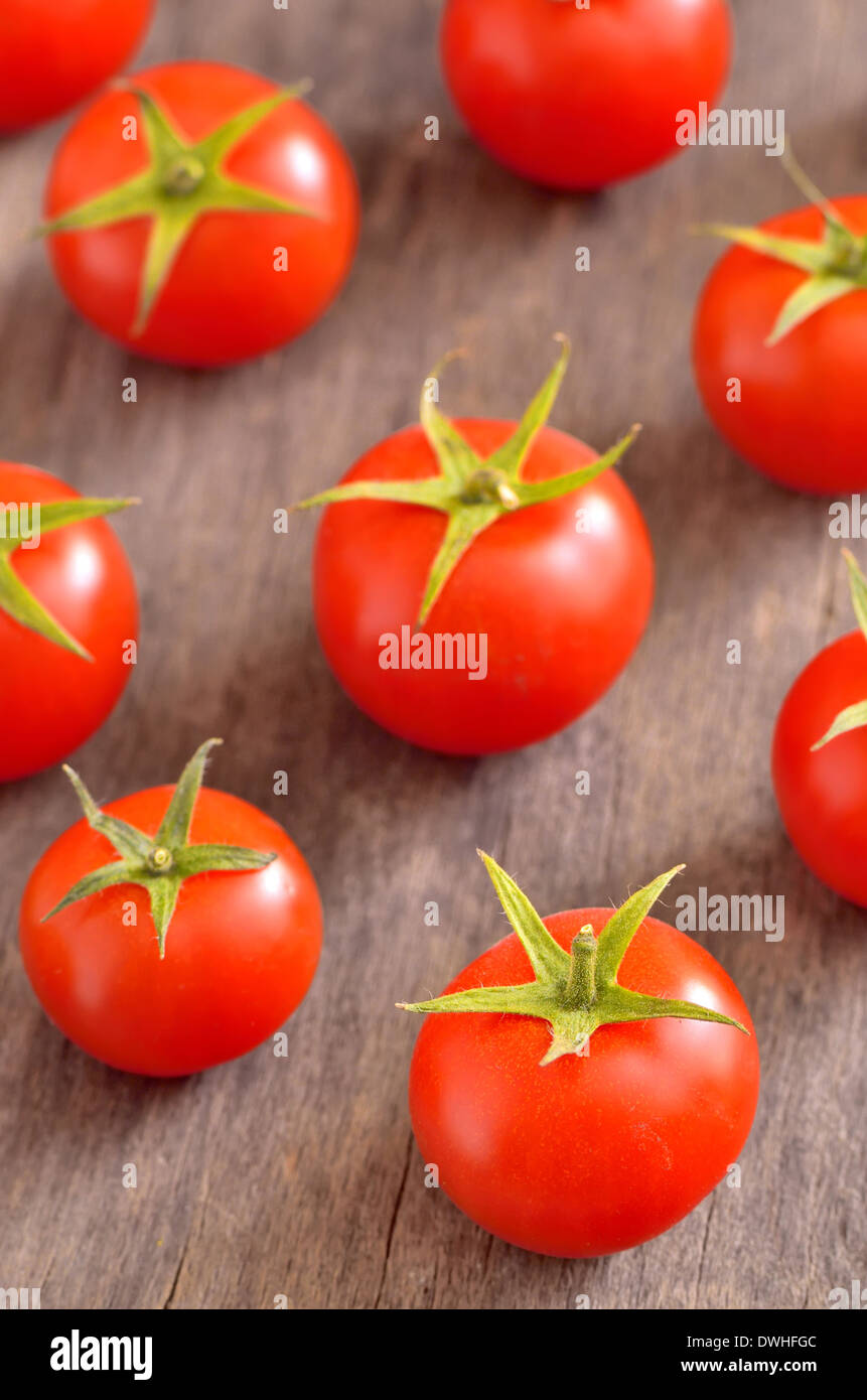 Reife Kirschtomaten auf altem Holz Stockfoto