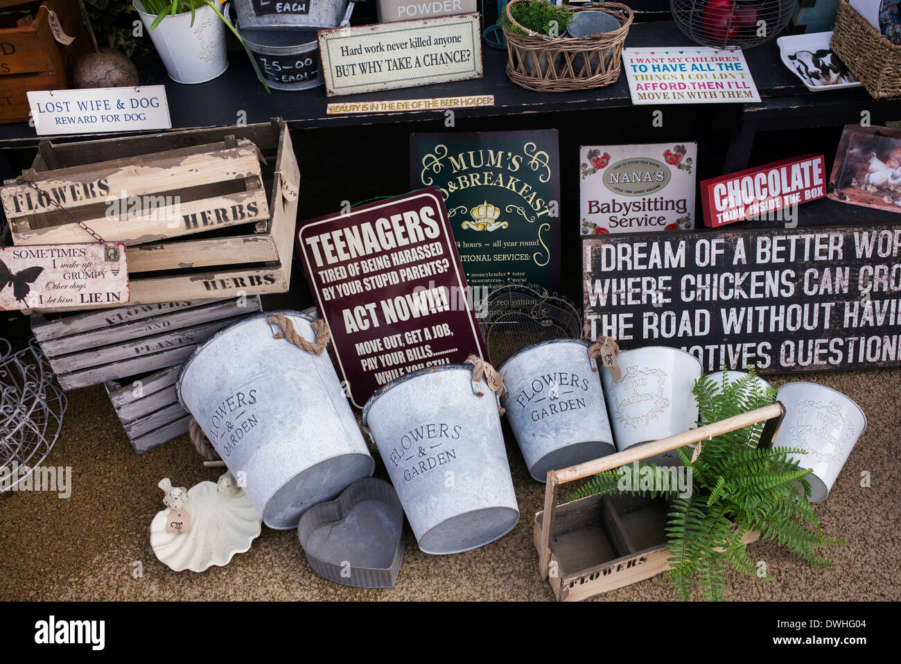 Retro Style Zeichen und Garten Elemente außerhalb ein Shop in Burford, Cotswolds, Oxfordshire, England Stockfoto