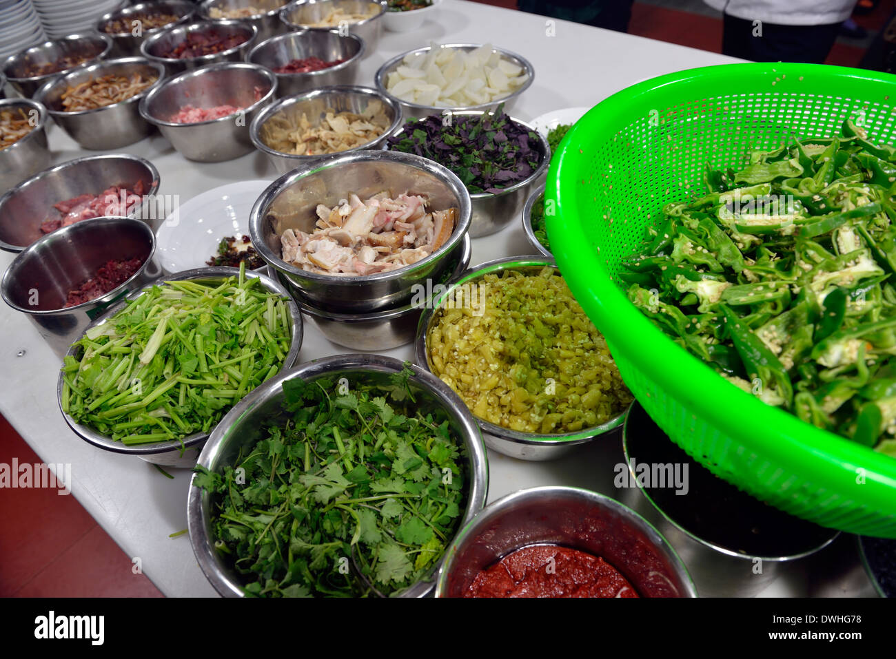 Zutaten zum Kochen Xiang Cuisine oder Hunan-Küche in einem Restaurant in Changsha, Hunan-Provinz, China. Stockfoto