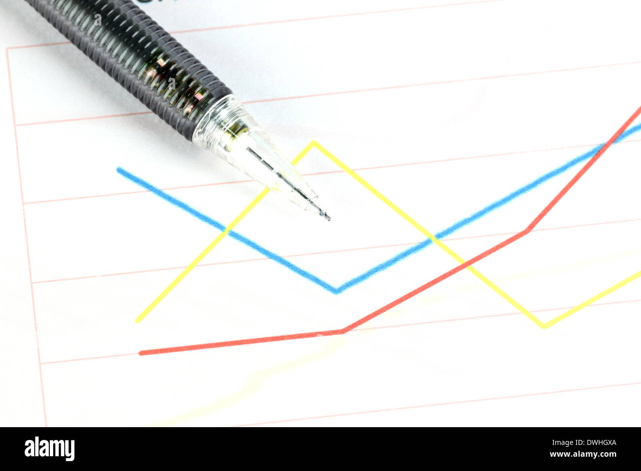 Closeup mechanischen Bleistift Punkt zu Punkt auf Liniendiagramme. Stockfoto