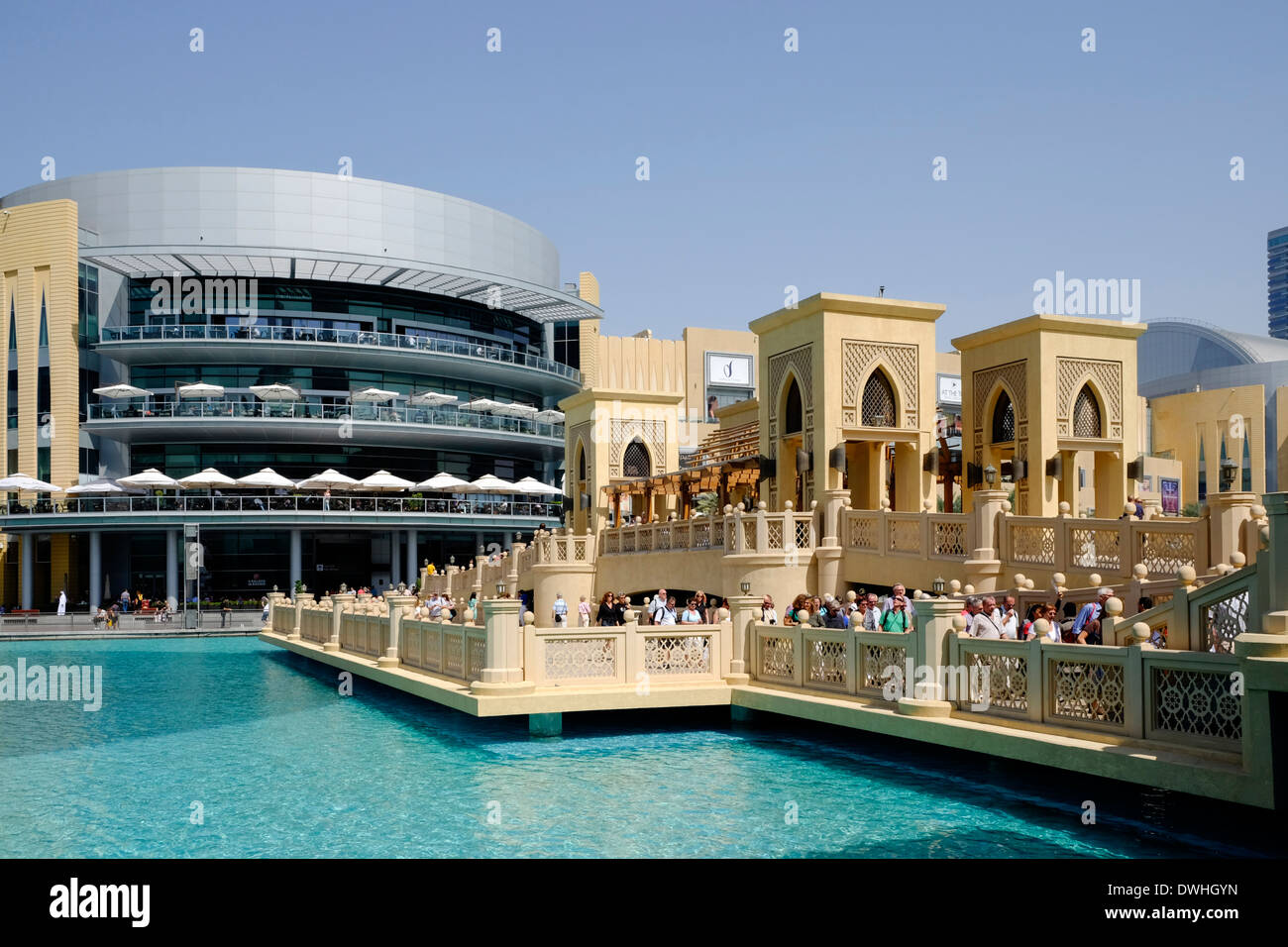 Dubai Mall und die kunstvolle Fußgängerbrücke überqueren See in Dubai Vereinigte Arabische Emirate Stockfoto