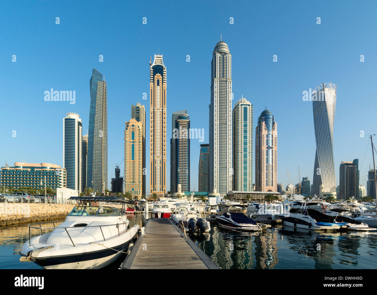 Blick auf Skyline von Wolkenkratzern von Yachtclub Marina während der internationalen Boot show 2014 in Dubai, Vereinigte Arabische Emirate Stockfoto