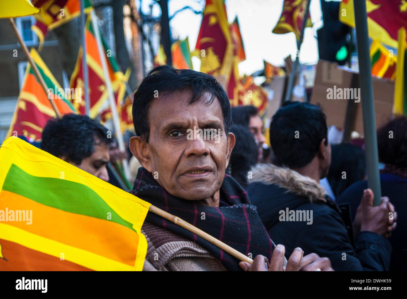 London, 8. März 2014. Resultate von Sri Lankans Demoonstrate außerhalb Downing Street UK nicht um eine UN-Untersuchung in Kriegsverbrechen während des Bürgerkriegs mit den Tamil Tigers zurück zu drängen. Stockfoto
