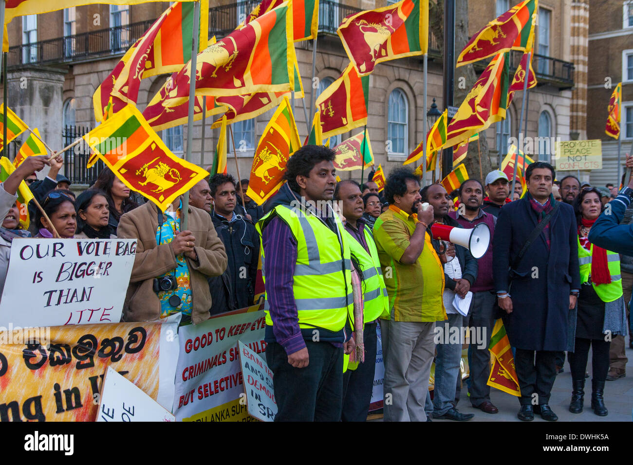 London, 8. März 2014. Resultate von Sri Lankans Demoonstrate außerhalb Downing Street UK nicht um eine UN-Untersuchung in Kriegsverbrechen während des Bürgerkriegs mit den Tamil Tigers zurück zu drängen. Stockfoto