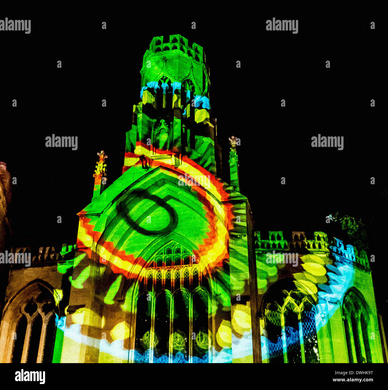 St. Helena Kirche Stonegate York mit projizierten Farbmuster während des leuchtenden York Festivals gewaschen. Stockfoto