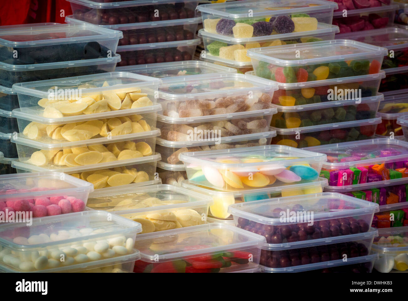 Zuckerhaltigen Süßigkeiten zum Verkauf zu günstigen Preisen am Marktstand führt zu Übergewicht und diabetes Stockfoto