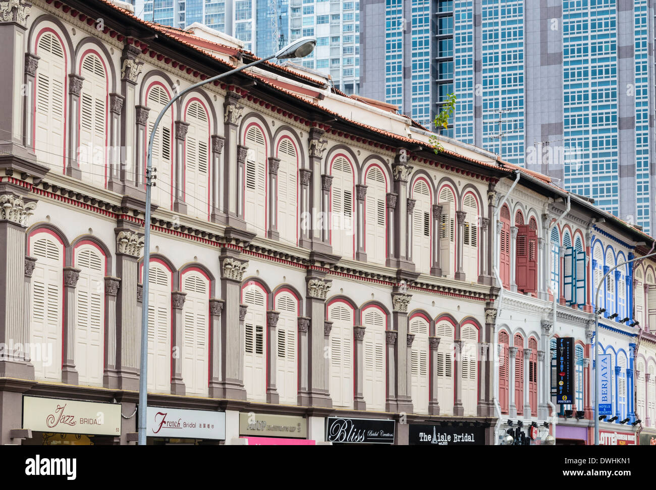 Bunte renovierten Shophouses Kontrast mit Wolkenkratzer in Singapur Stockfoto
