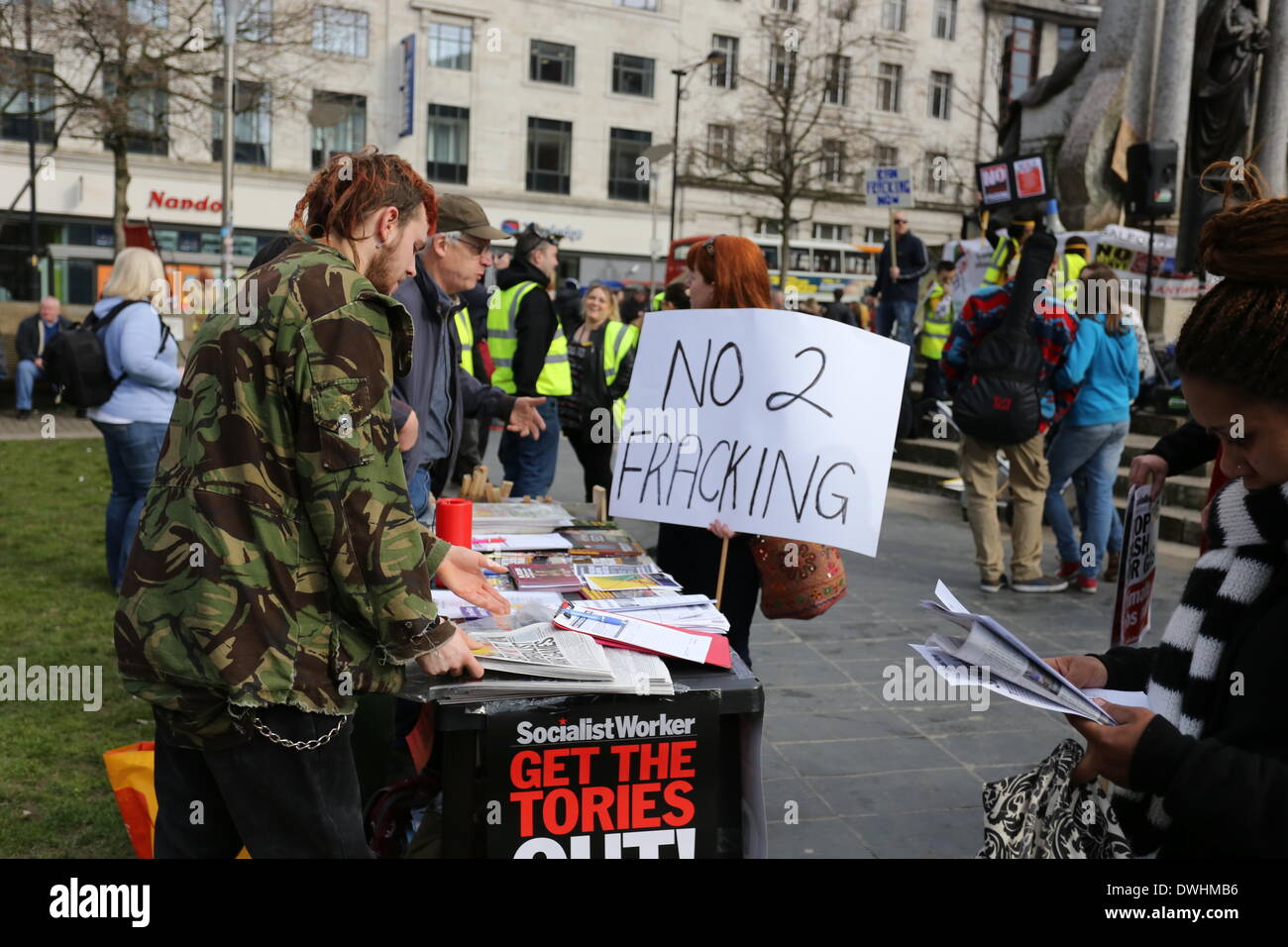 Manchester, UK. 9. März 2014. Rund 1000 Menschen marschierten durch die Innenstadt von Manchester gegen die umstrittene Methode des hydraulic fracturing, ein Verfahren entwickelt, um Gas aus engen Geologie zu extrahieren. Die durch Frack kostenlos mehr Manchester (FFGM) organisierte Demonstration gegen Fracking in Greater Manchester, oder sonstwo hieß, und wurde als eine Botschaft der Solidatity mit den Campern an Barton Moss in Salford, wo Bohren im Oktober 2013 begann. Die Grundstückseigentümer in Barton Moss startete vor kurzem Klage um das Lager zu vertreiben. Bildnachweis: Christopher Middleton/Alamy Live-Nachrichten Stockfoto