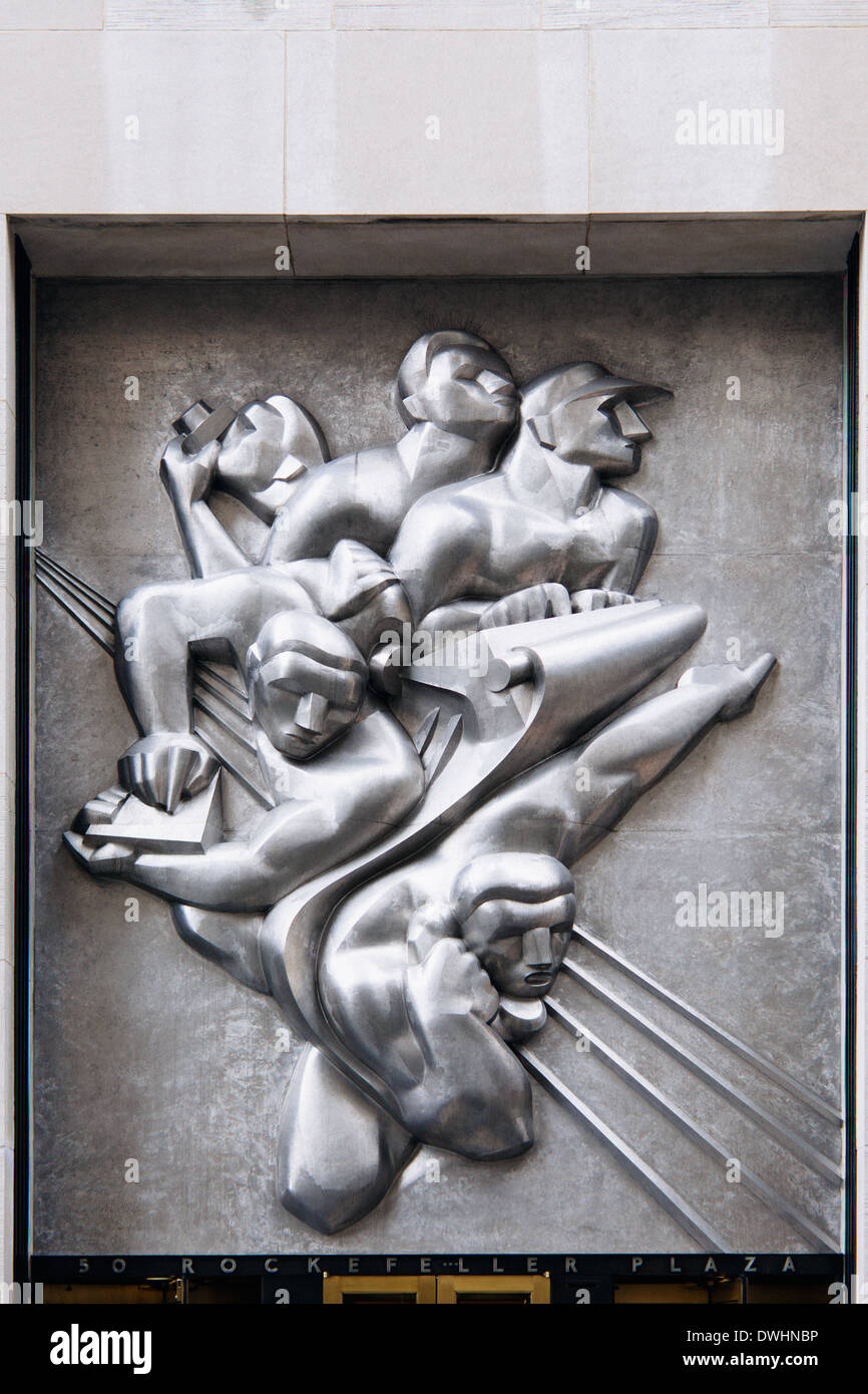 Plastischen Relief 'News' von Isamu Noguchi über Eingang zu 50 Rockefeller Center Gebäude Bank of America. New York City, NY Stockfoto