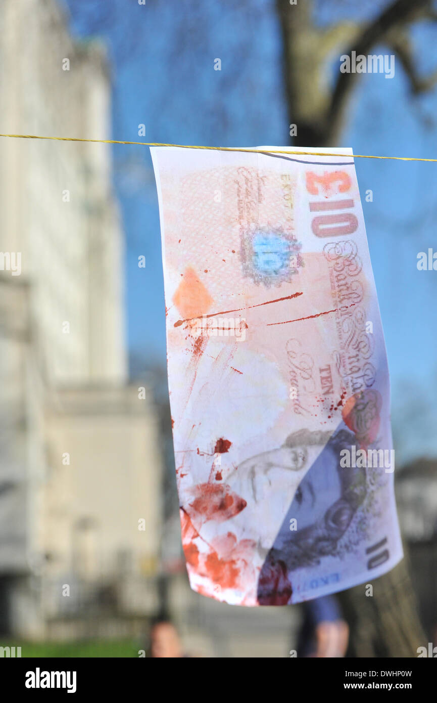 Whitehall, London, UK. 9. März 2014. "Blood Money" hängt von einer Linie als Teil der ukrainischen 24 Stunden kontinuierliche protest gegenüber Downing Street. Bildnachweis: Matthew Chattle/Alamy Live-Nachrichten Stockfoto