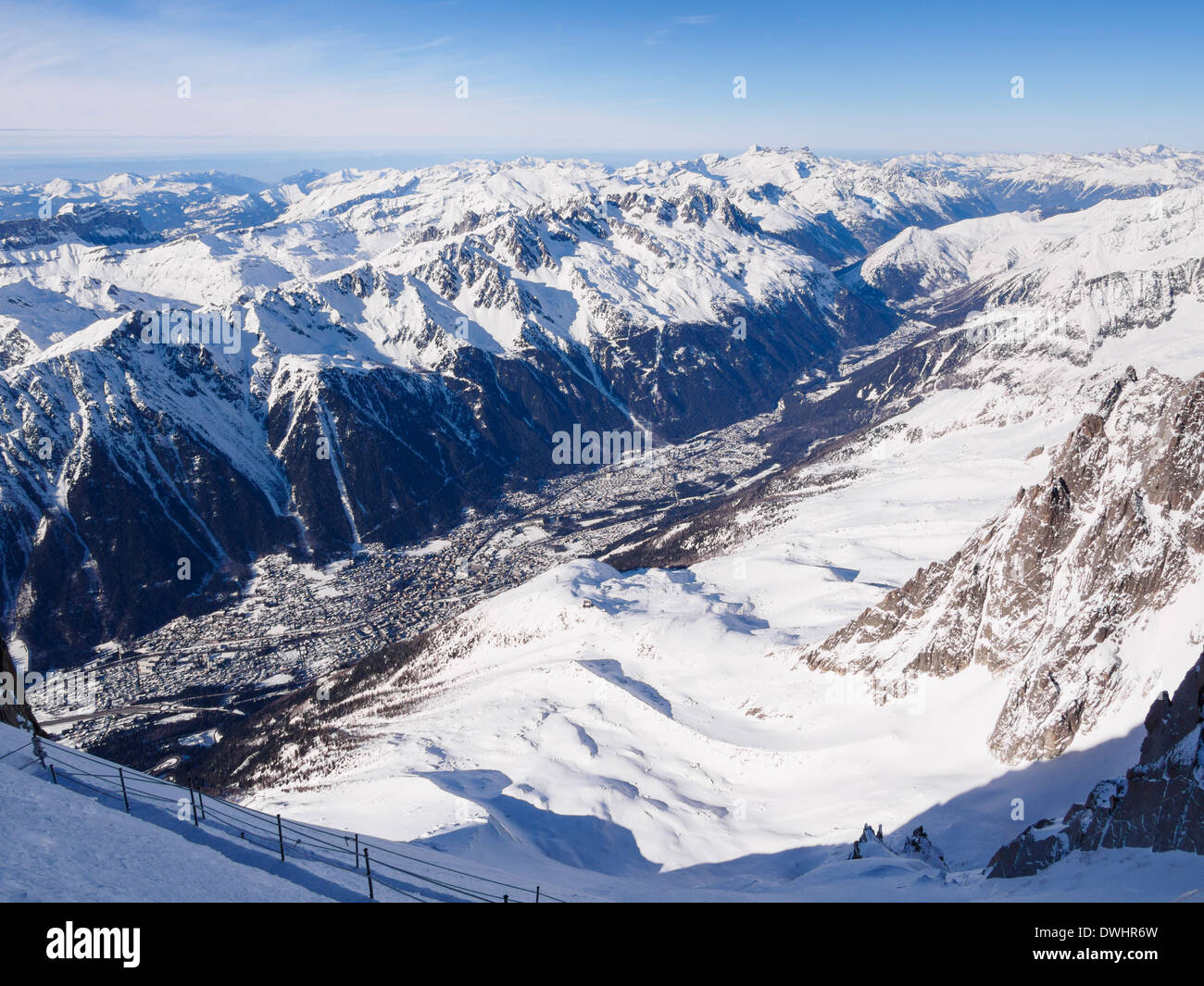 Blick vom Aiguille du Midi über Tal mit Schnee auf den französischen Alpen. Chamonix-Mont-Blanc, Haute Savoie, Rhône-Alpes, Frankreich Stockfoto
