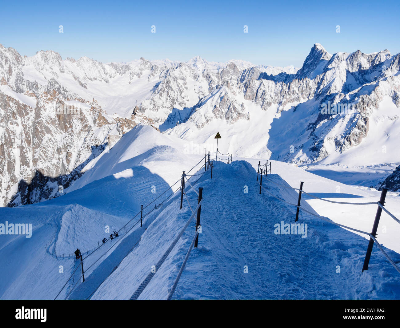 Seilschaft Weg Weg zum Vallee Blanche nach Grat auf der Aiguille du Midi. Chamonix-Mont-Blanc Rhone-Alpes Frankreich Stockfoto